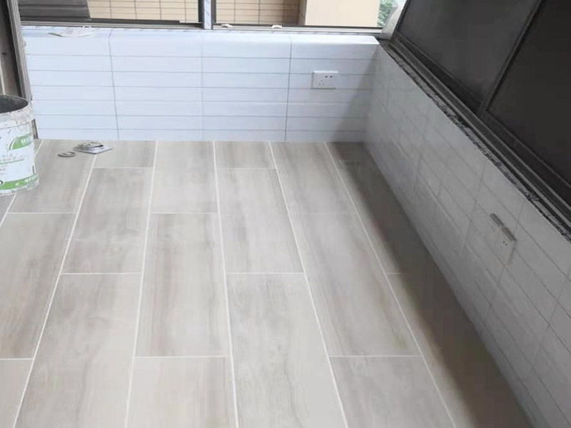 陽臺(tái)拆除后貼磚：在貼磚前一定要對(duì)墻面進(jìn)行仔細(xì)檢查，墻體如有裂紋必須先進(jìn)行處理。如果沒有將膩?zhàn)隅P掉就直接貼磚，會(huì)存在很大的安全隱患，膩?zhàn)颖砻鎾觳蛔∷?，容易造成瓷磚脫落現(xiàn)象的產(chǎn)生，所以在墻面瓷磚鋪貼上一定要注意對(duì)墻面的處理。