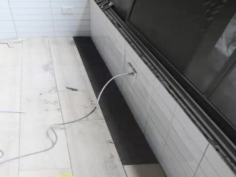 陽臺(tái)拆除后貼磚：在貼磚前一定要對(duì)墻面進(jìn)行仔細(xì)檢查，墻體如有裂紋必須先進(jìn)行處理。如果沒有將膩?zhàn)隅P掉就直接貼磚，會(huì)存在很大的安全隱患，膩?zhàn)颖砻鎾觳蛔∷啵菀自斐纱纱u脫落現(xiàn)象的產(chǎn)生，所以在墻面瓷磚鋪貼上一定要注意對(duì)墻面的處理。