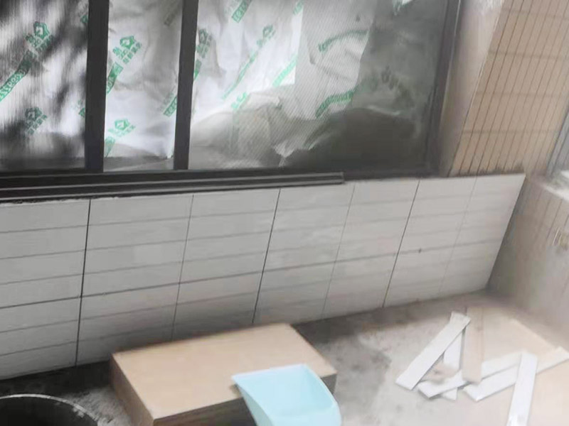 陽臺(tái)拆除后貼磚：在貼磚前一定要對(duì)墻面進(jìn)行仔細(xì)檢查，墻體如有裂紋必須先進(jìn)行處理。如果沒有將膩?zhàn)隅P掉就直接貼磚，會(huì)存在很大的安全隱患，膩?zhàn)颖砻鎾觳蛔∷?，容易造成瓷磚脫落現(xiàn)象的產(chǎn)生，所以在墻面瓷磚鋪貼上一定要注意對(duì)墻面的處理。