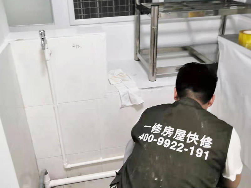 浴室花灑維修安裝：花灑是衛(wèi)浴組合中比較重要的一個部分，只有花灑足夠的好，水足夠的大，我們洗澡的時候才足夠的舒服?；?nèi)絲彎頭出水口要掌握好左熱右冷不能錯，預(yù)留絲頭是要考慮到貼墻磚的厚度，最好讓高出毛胚墻15mm,如果和毛胚墻水平，等貼完了墻磚你就會發(fā)現(xiàn)絲頭陷在墻里太深，弄不好會裝不上淋浴器。