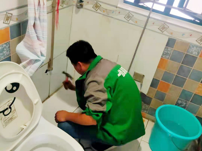 浴室花灑維修安裝：花灑是衛(wèi)浴組合中比較重要的一個部分，只有花灑足夠的好，水足夠的大，我們洗澡的時候才足夠的舒服。花灑內(nèi)絲彎頭出水口要掌握好左熱右冷不能錯，預(yù)留絲頭是要考慮到貼墻磚的厚度，最好讓高出毛胚墻15mm,如果和毛胚墻水平，等貼完了墻磚你就會發(fā)現(xiàn)絲頭陷在墻里太深，弄不好會裝不上淋浴器。