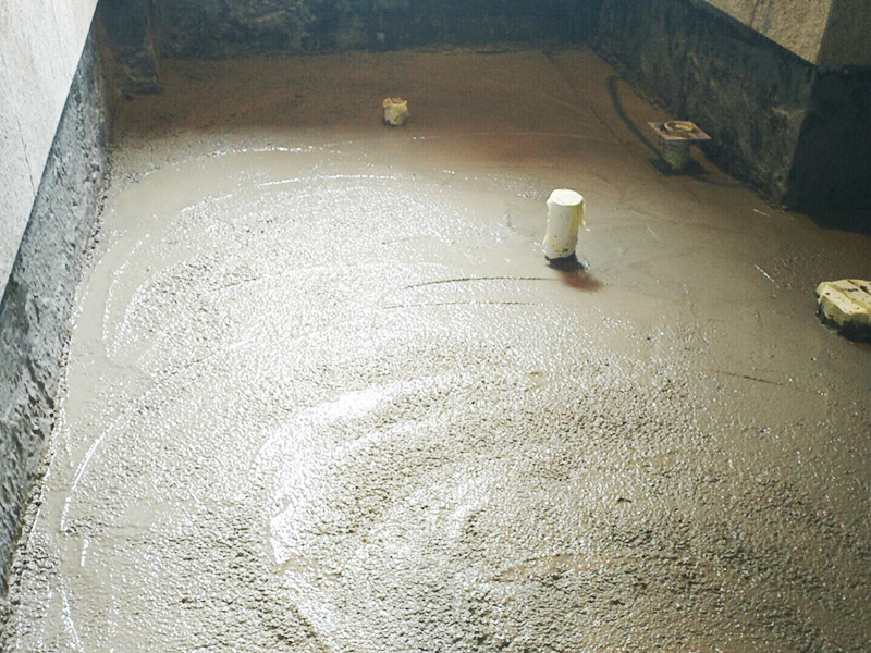 廁所地面找平施工：更換衛(wèi)生間的地磚，在將原有地磚鑿去之后，一定要先用水泥砂漿將地面找平，回填建議最理想用陶粒，次之用輕質(zhì)磚，常用建渣，亦可架空，煤渣也可較少了。然后再做防水處理。攪勻防水材料，要均勻一致，操作時(shí)先墻面后地面，從內(nèi)向外退著操作,待干固后做閉水試驗(yàn)幾天，然后再開始貼磚。