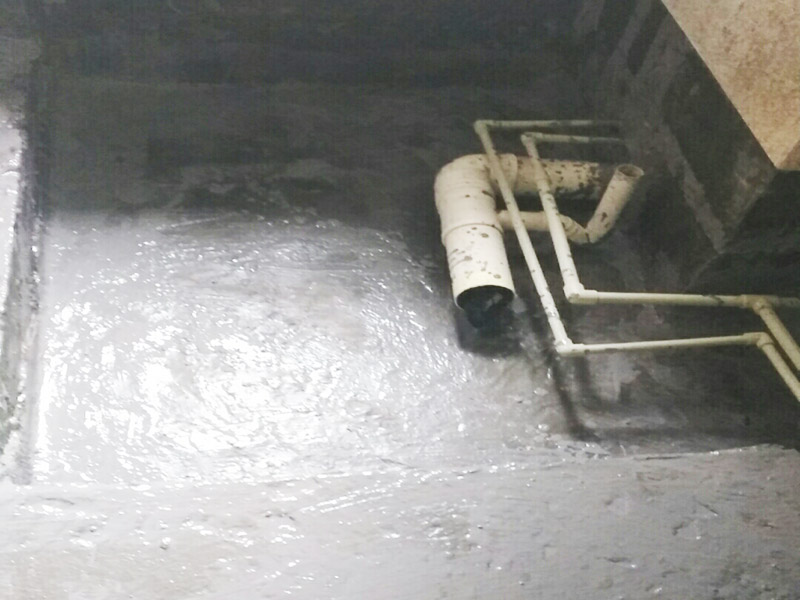 廁所地面找平施工：更換衛(wèi)生間的地磚，在將原有地磚鑿去之后，一定要先用水泥砂漿將地面找平，回填建議最理想用陶粒，次之用輕質(zhì)磚，常用建渣，亦可架空，煤渣也可較少了。然后再做防水處理。攪勻防水材料，要均勻一致，操作時(shí)先墻面后地面，從內(nèi)向外退著操作,待干固后做閉水試驗(yàn)幾天，然后再開始貼磚。