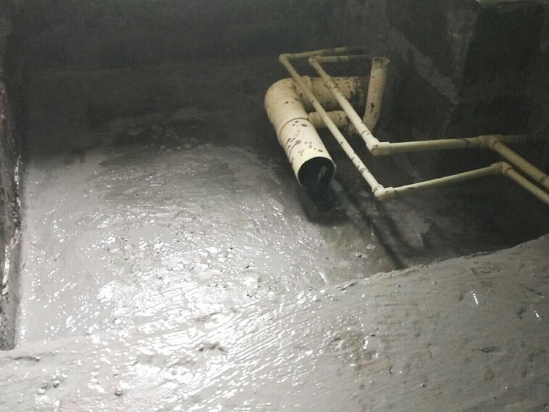 廁所地面找平施工：更換衛(wèi)生間的地磚，在將原有地磚鑿去之后，一定要先用水泥砂漿將地面找平，回填建議最理想用陶粒，次之用輕質(zhì)磚，常用建渣，亦可架空，煤渣也可較少了。然后再做防水處理。攪勻防水材料，要均勻一致，操作時(shí)先墻面后地面，從內(nèi)向外退著操作,待干固后做閉水試驗(yàn)幾天，然后再開始貼磚。