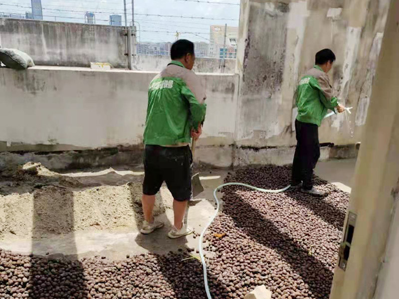 地面陶粒找平：首先需要在地面和墻體連著做兩遍防水，而且墻體的高度最少要高出40公分；然后用混凝土制作若干小格子，并填充防潮陶粒；接著在格子上鋪制鋼筋網(wǎng)，保持陶粒層的牢固；最后在陶粒層上鋪墊混凝土并找平，待干透后再刷素水泥漿就好。