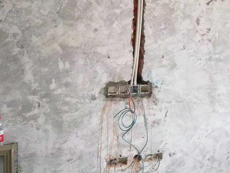 全屋電路改造：電路是家居裝飾中的隱藏工程，是家居裝飾的必然步驟。彈好平行與垂直線開槽，放好開關(guān)插座底盒，而開關(guān)插座底合安裝要彈水平線開槽，廚衛(wèi)間須根據(jù)設(shè)計的使用功能進行彈線開槽。布線都是使用線管進行暗埋，電線需要并頭連接，不能隨便連接，接頭處需要使用按壓接線法，線接好之后，使用絕緣膠布包住。