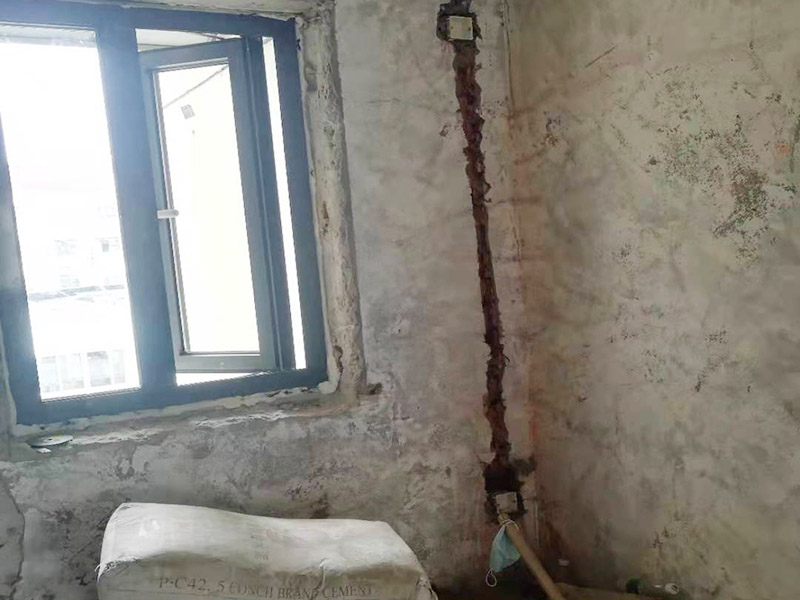 全屋電路改造：電路是家居裝飾中的隱藏工程，是家居裝飾的必然步驟。彈好平行與垂直線開槽，放好開關(guān)插座底盒，而開關(guān)插座底合安裝要彈水平線開槽，廚衛(wèi)間須根據(jù)設(shè)計的使用功能進行彈線開槽。布線都是使用線管進行暗埋，電線需要并頭連接，不能隨便連接，接頭處需要使用按壓接線法，線接好之后，使用絕緣膠布包住。