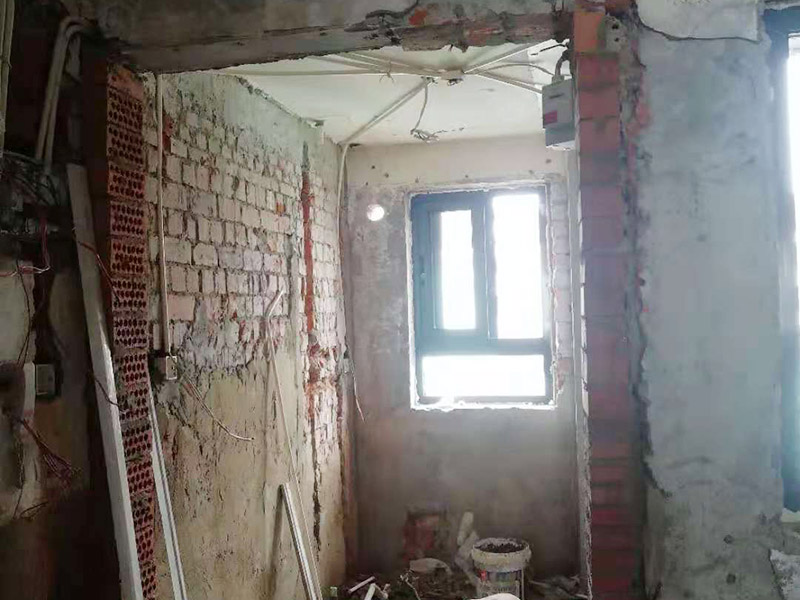 全屋電路改造：電路是家居裝飾中的隱藏工程，是家居裝飾的必然步驟。彈好平行與垂直線開槽，放好開關(guān)插座底盒，而開關(guān)插座底合安裝要彈水平線開槽，廚衛(wèi)間須根據(jù)設(shè)計的使用功能進行彈線開槽。布線都是使用線管進行暗埋，電線需要并頭連接，不能隨便連接，接頭處需要使用按壓接線法，線接好之后，使用絕緣膠布包住。