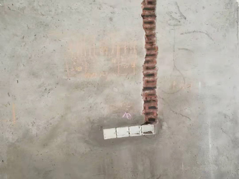 全屋電路改造：電路是家居裝飾中的隱藏工程，是家居裝飾的必然步驟。彈好平行與垂直線開槽，放好開關(guān)插座底盒，而開關(guān)插座底合安裝要彈水平線開槽，廚衛(wèi)間須根據(jù)設(shè)計的使用功能進行彈線開槽。布線都是使用線管進行暗埋，電線需要并頭連接，不能隨便連接，接頭處需要使用按壓接線法，線接好之后，使用絕緣膠布包住。