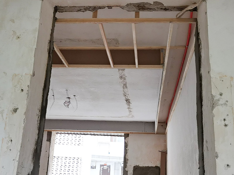 吊頂木龍骨安裝：先在房頂定好位置，用沖擊鉆打孔，將專用三角卡碼扣入三角龍骨，按所安裝方板規(guī)格間格卡上。把膨脹螺絲和大龍骨固定好，龍骨安裝好后，就可以直接將鋁扣板吊頂壓入三角骨縫中就完成吊頂?shù)陌惭b。