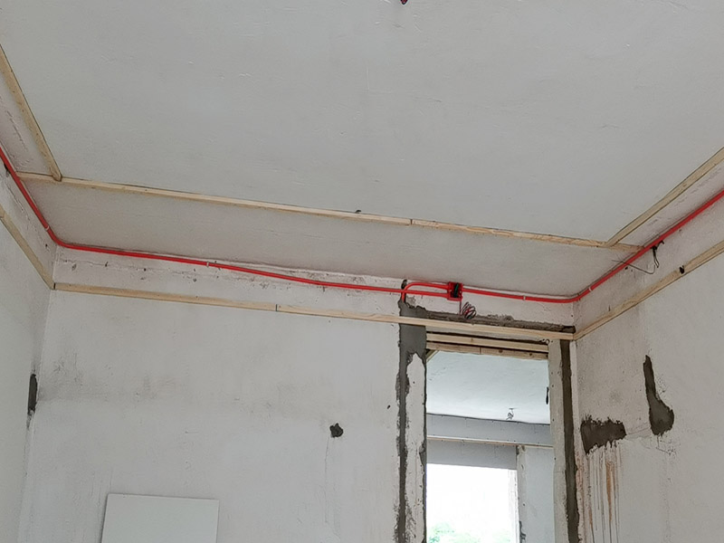 吊頂木龍骨安裝：先在房頂定好位置，用沖擊鉆打孔，將專用三角卡碼扣入三角龍骨，按所安裝方板規(guī)格間格卡上。把膨脹螺絲和大龍骨固定好，龍骨安裝好后，就可以直接將鋁扣板吊頂壓入三角骨縫中就完成吊頂?shù)陌惭b。