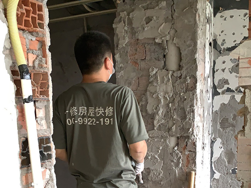 墻面基層鏟除裝修：舊墻面基層處理相對(duì)新墻面較為復(fù)雜?，F(xiàn)在將舊墻上的裝飾物去掉，然后將舊墻上的灰塵、油污等清理干凈。對(duì)于舊墻面上裂紋脫落的地方，可以用水泥砂漿進(jìn)行其修復(fù)，進(jìn)行墻面的拉毛壓扁處理。