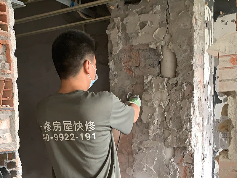 墻面基層鏟除裝修：舊墻面基層處理相對(duì)新墻面較為復(fù)雜?，F(xiàn)在將舊墻上的裝飾物去掉，然后將舊墻上的灰塵、油污等清理干凈。對(duì)于舊墻面上裂紋脫落的地方，可以用水泥砂漿進(jìn)行其修復(fù)，進(jìn)行墻面的拉毛壓扁處理。