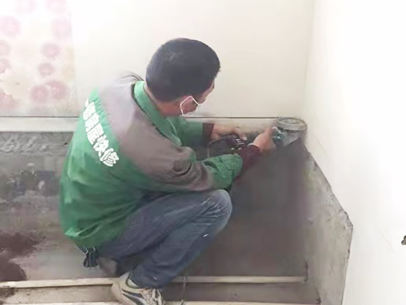 墻皮鏟除刷新：一般情況下先用水將原墻澆濕，先讓墻體表面有個(gè)濕潤(rùn)度，然后將滾子完全浸到水中，浸濕完全后拿出來在需要鏟的墻面進(jìn)行滾動(dòng)，或者也可以直接鏟的墻面，不過施工中要注意不可用蠻力，以免碰到稍硬的地方損壞工具或者傷到墻內(nèi)水管或者電路。