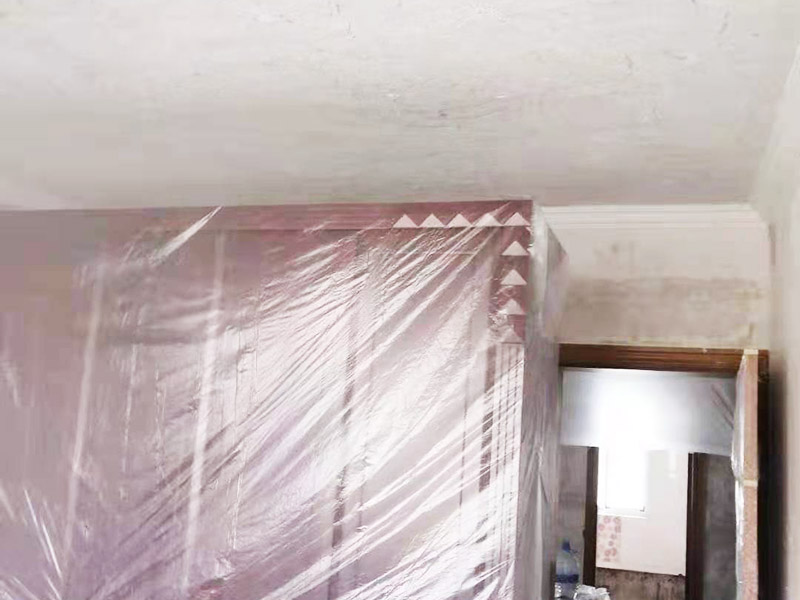 墻皮鏟除刷新：一般情況下先用水將原墻澆濕，先讓墻體表面有個(gè)濕潤(rùn)度，然后將滾子完全浸到水中，浸濕完全后拿出來在需要鏟的墻面進(jìn)行滾動(dòng)，或者也可以直接鏟的墻面，不過施工中要注意不可用蠻力，以免碰到稍硬的地方損壞工具或者傷到墻內(nèi)水管或者電路。