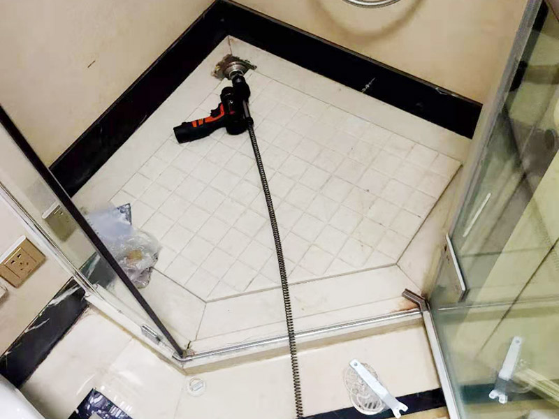 浴室鋼化膜防水涂刷：浴室玻璃墻防水工程和涂料，因?yàn)樵∈覞駳獗容^重，所以都需要耐性比較好的，爆嗮不會(huì)裂開，低溫性也要好的，高溫不變軟，綠樹環(huán)保的，所以要選擇那些具有防水，防腐特點(diǎn)的材料。