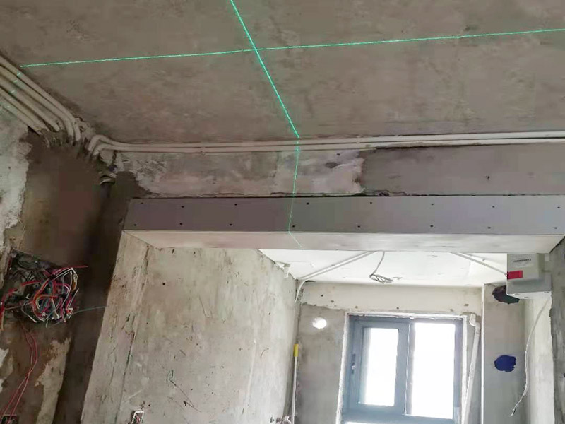 舊房翻新吊頂裝修：首先進(jìn)行房屋的主體拆除。在做好全屋家具等成品保護(hù)，將舊房的墻面、門窗燈進(jìn)行拆除，重新做好衛(wèi)生間和廚房的防水工作，在拆除的過程中及時(shí)清理產(chǎn)生的垃圾，保持房屋的干凈、整潔。