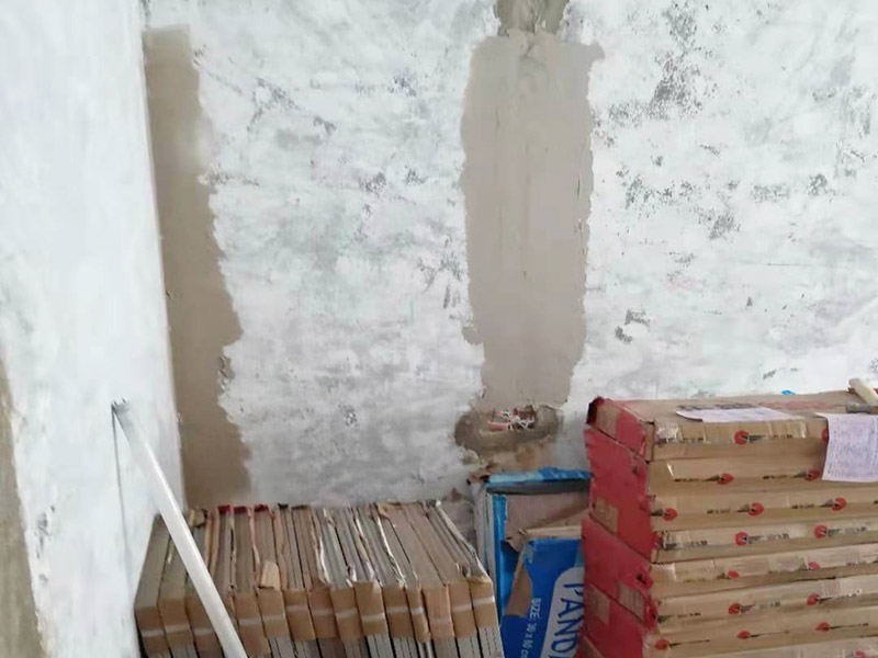 舊房翻新吊頂裝修：首先進(jìn)行房屋的主體拆除。在做好全屋家具等成品保護(hù)，將舊房的墻面、門窗燈進(jìn)行拆除，重新做好衛(wèi)生間和廚房的防水工作，在拆除的過程中及時(shí)清理產(chǎn)生的垃圾，保持房屋的干凈、整潔。