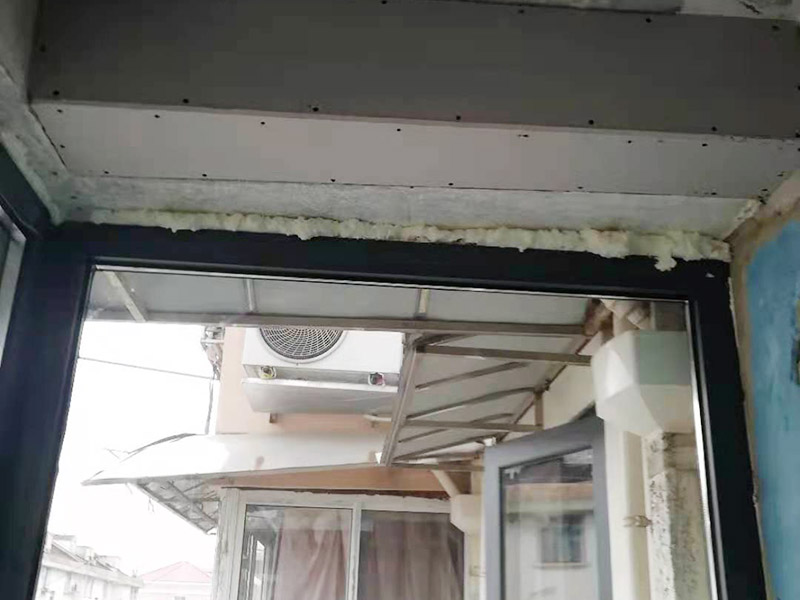 舊房翻新吊頂裝修：首先進(jìn)行房屋的主體拆除。在做好全屋家具等成品保護(hù)，將舊房的墻面、門窗燈進(jìn)行拆除，重新做好衛(wèi)生間和廚房的防水工作，在拆除的過程中及時(shí)清理產(chǎn)生的垃圾，保持房屋的干凈、整潔。