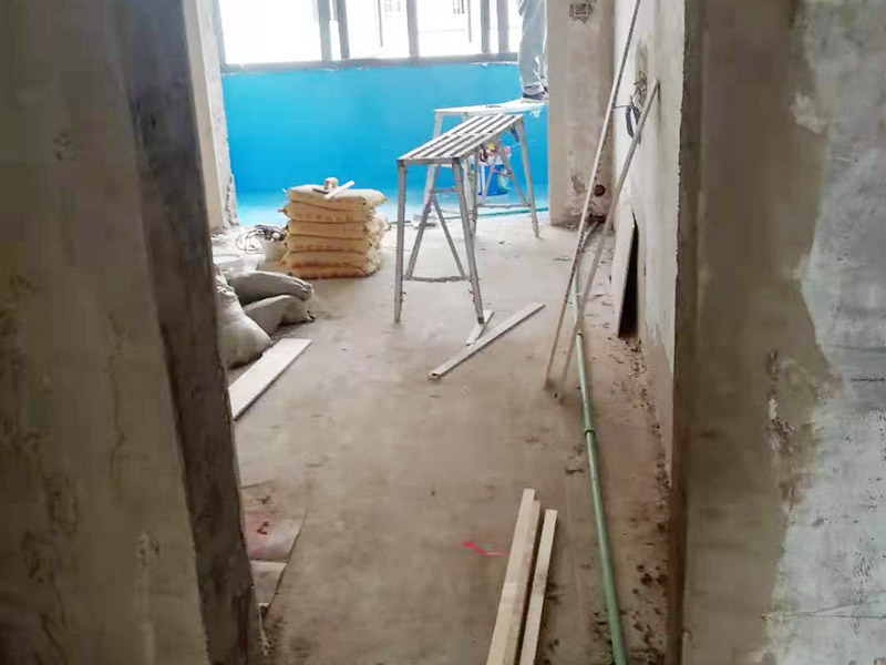 舊房翻新吊頂裝修：首先進(jìn)行房屋的主體拆除。在做好全屋家具等成品保護(hù)，將舊房的墻面、門窗燈進(jìn)行拆除，重新做好衛(wèi)生間和廚房的防水工作，在拆除的過程中及時(shí)清理產(chǎn)生的垃圾，保持房屋的干凈、整潔。