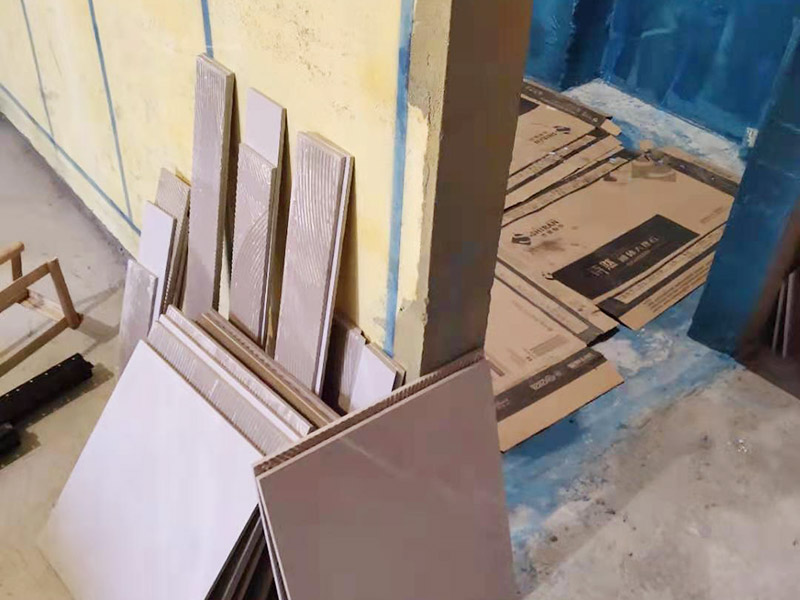 毛坯房貼磚裝修：毛坯房的墻面，并不是沒有用水泥砂漿粉刷過，一般來說，只要是平整的，就可以貼瓷磚的。如果墻面的平整度、垂直度有些不夠好，那么也是可以用水泥砂漿進(jìn)行修補(bǔ)處理的?；蛘哒f是先用專用的防水涂料或者砂漿防水劑來做好防水，其中如果是使用的防水涂料，那么為了保證防水層的強(qiáng)度和貼磚的粘性，是需要先做一個(gè)砂漿的保護(hù)層，然后再使用瓷磚膠來鋪貼瓷磚就沒問題了。