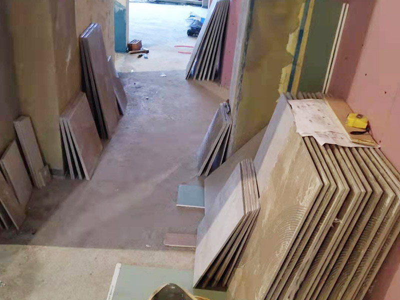 毛坯房貼磚裝修：毛坯房的墻面，并不是沒有用水泥砂漿粉刷過，一般來說，只要是平整的，就可以貼瓷磚的。如果墻面的平整度、垂直度有些不夠好，那么也是可以用水泥砂漿進(jìn)行修補(bǔ)處理的。或者說是先用專用的防水涂料或者砂漿防水劑來做好防水，其中如果是使用的防水涂料，那么為了保證防水層的強(qiáng)度和貼磚的粘性，是需要先做一個(gè)砂漿的保護(hù)層，然后再使用瓷磚膠來鋪貼瓷磚就沒問題了。