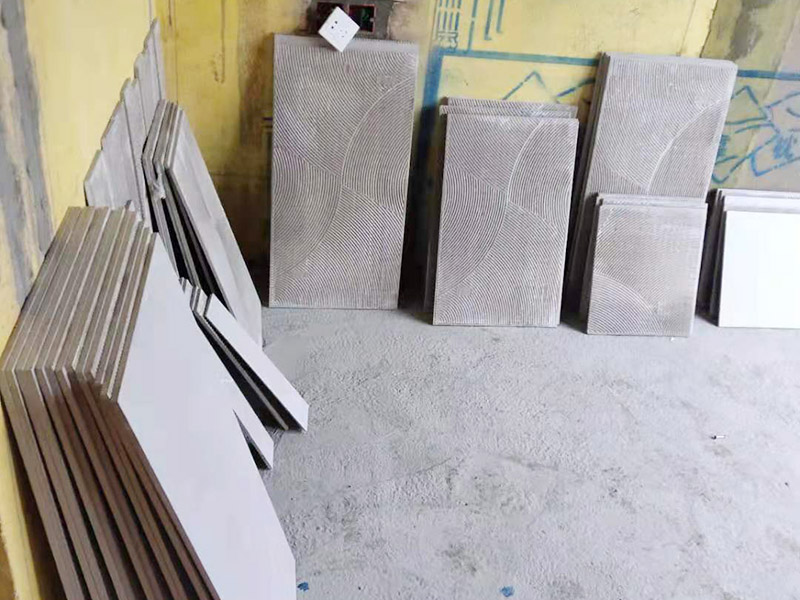 毛坯房貼磚裝修：毛坯房的墻面，并不是沒有用水泥砂漿粉刷過，一般來說，只要是平整的，就可以貼瓷磚的。如果墻面的平整度、垂直度有些不夠好，那么也是可以用水泥砂漿進(jìn)行修補(bǔ)處理的?；蛘哒f是先用專用的防水涂料或者砂漿防水劑來做好防水，其中如果是使用的防水涂料，那么為了保證防水層的強(qiáng)度和貼磚的粘性，是需要先做一個(gè)砂漿的保護(hù)層，然后再使用瓷磚膠來鋪貼瓷磚就沒問題了。