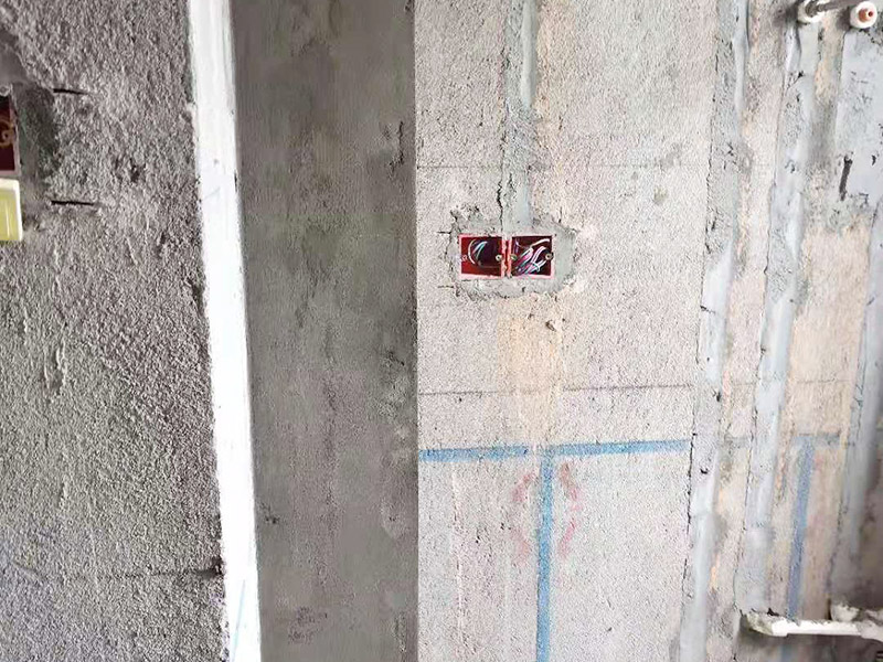 毛坯房貼磚裝修：毛坯房的墻面，并不是沒有用水泥砂漿粉刷過，一般來說，只要是平整的，就可以貼瓷磚的。如果墻面的平整度、垂直度有些不夠好，那么也是可以用水泥砂漿進(jìn)行修補(bǔ)處理的。或者說是先用專用的防水涂料或者砂漿防水劑來做好防水，其中如果是使用的防水涂料，那么為了保證防水層的強(qiáng)度和貼磚的粘性，是需要先做一個(gè)砂漿的保護(hù)層，然后再使用瓷磚膠來鋪貼瓷磚就沒問題了。