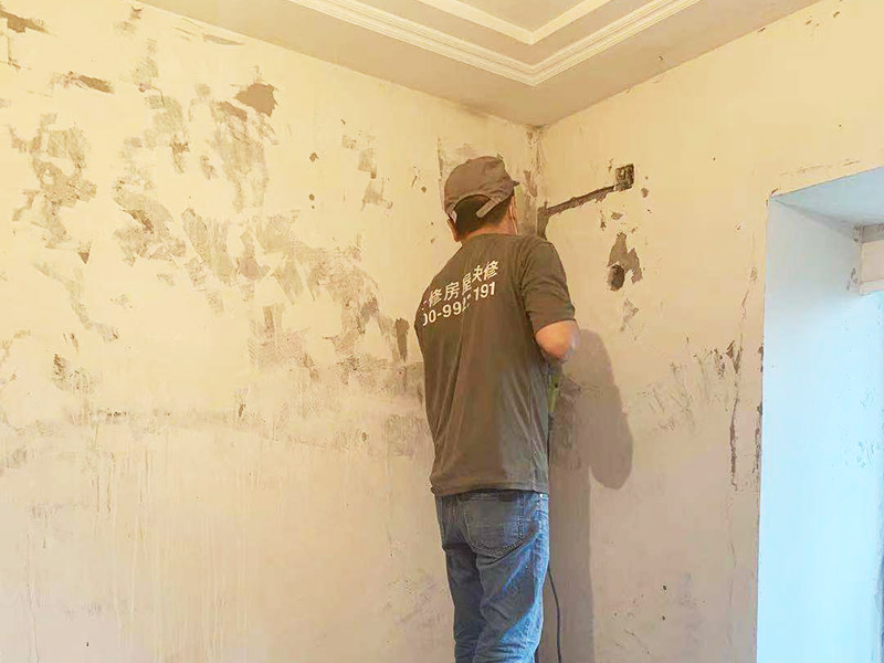 墻面線管開槽維修:在切割的過程中可以先將準(zhǔn)備好的水灑在墻面上，這樣切割會(huì)更加容易，減少切割過程的灰塵,放線定位好以后我們用切割機(jī)沿著線的邊緣地帶進(jìn)行切割，盡量的控制切割的力度并保持使用的力度均勻，沿著邊線一直走一遍，切割完畢以后，用鏨子沿著切割的邊縫隙進(jìn)行搗碎，這樣很好的拓寬開槽的寬度。