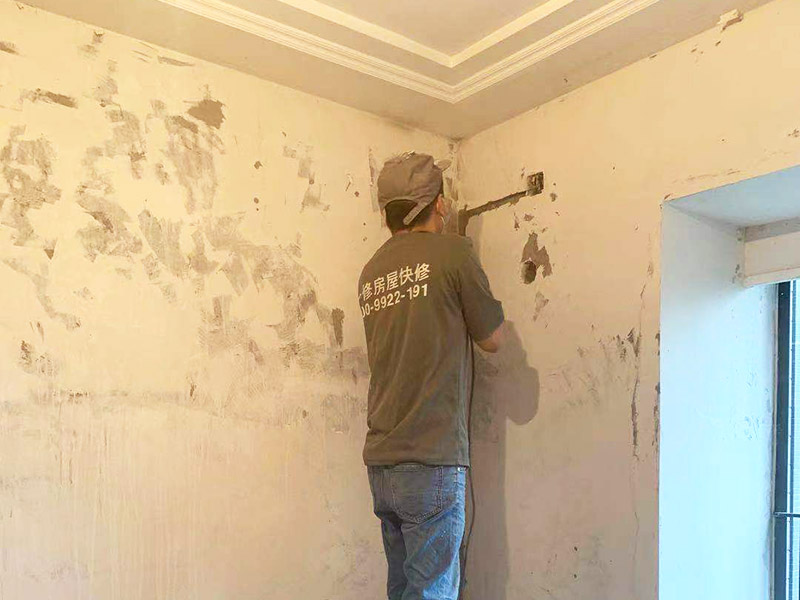 墻面線管開槽維修:在切割的過程中可以先將準(zhǔn)備好的水灑在墻面上，這樣切割會(huì)更加容易，減少切割過程的灰塵,放線定位好以后我們用切割機(jī)沿著線的邊緣地帶進(jìn)行切割，盡量的控制切割的力度并保持使用的力度均勻，沿著邊線一直走一遍，切割完畢以后，用鏨子沿著切割的邊縫隙進(jìn)行搗碎，這樣很好的拓寬開槽的寬度。