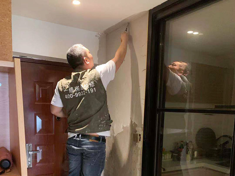 入戶門墻面翻新：翻新前，需要先將舊漆面鏟除干凈，之后在進(jìn)行打磨，將墻面的浮沉雜物都清理干凈。然后基層做完后，需要將施工區(qū)域的家具物件移除，避免在翻新過程中，使家具受到損傷。檢測(cè)一下墻面的平整度，膩?zhàn)庸蝺杀榧纯?，再刷底漆，最后?duì)墻面進(jìn)行油漆涂刷。注意施工完后要記得通風(fēng)哦。