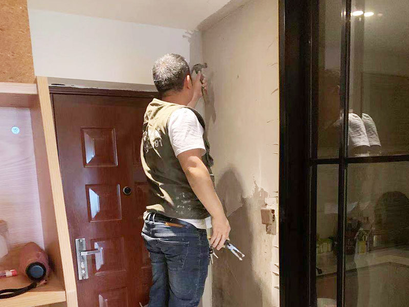 入戶門墻面翻新：翻新前，需要先將舊漆面鏟除干凈，之后在進(jìn)行打磨，將墻面的浮沉雜物都清理干凈。然后基層做完后，需要將施工區(qū)域的家具物件移除，避免在翻新過程中，使家具受到損傷。檢測(cè)一下墻面的平整度，膩?zhàn)庸蝺杀榧纯?，再刷底漆，最后?duì)墻面進(jìn)行油漆涂刷。注意施工完后要記得通風(fēng)哦。