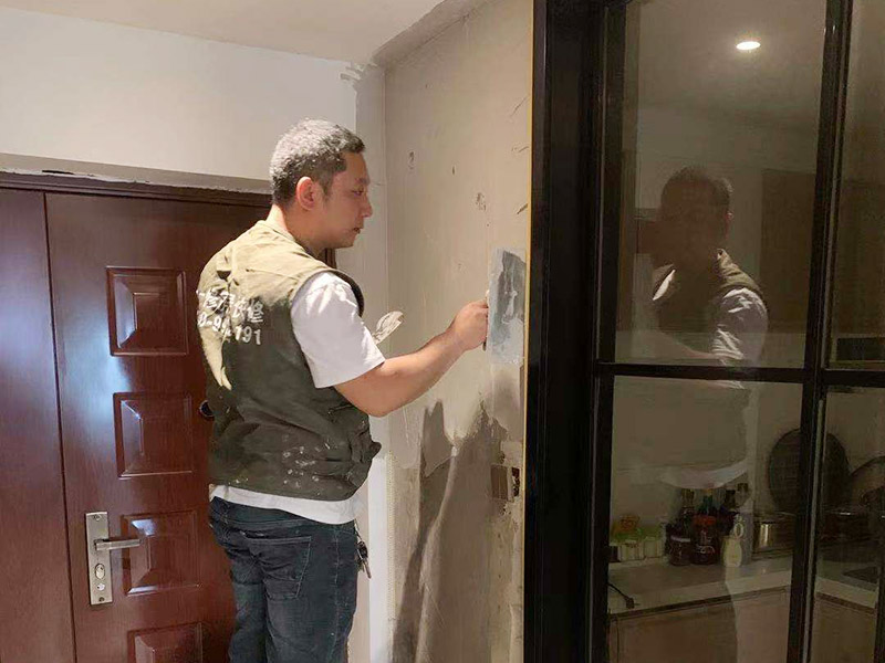 入戶門墻面翻新：翻新前，需要先將舊漆面鏟除干凈，之后在進(jìn)行打磨，將墻面的浮沉雜物都清理干凈。然后基層做完后，需要將施工區(qū)域的家具物件移除，避免在翻新過程中，使家具受到損傷。檢測(cè)一下墻面的平整度，膩?zhàn)庸蝺杀榧纯?，再刷底漆，最后?duì)墻面進(jìn)行油漆涂刷。注意施工完后要記得通風(fēng)哦。