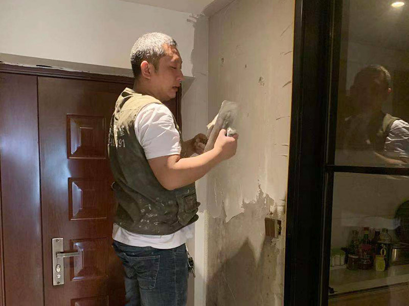 入戶門墻面翻新：翻新前，需要先將舊漆面鏟除干凈，之后在進(jìn)行打磨，將墻面的浮沉雜物都清理干凈。然后基層做完后，需要將施工區(qū)域的家具物件移除，避免在翻新過程中，使家具受到損傷。檢測(cè)一下墻面的平整度，膩?zhàn)庸蝺杀榧纯桑偎⒌灼?，最后?duì)墻面進(jìn)行油漆涂刷。注意施工完后要記得通風(fēng)哦。