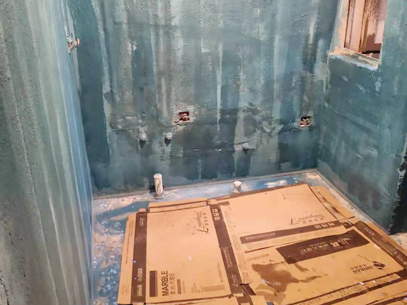 衛(wèi)生間防水改造：施工前確保工地干凈、干燥，防水涂料要涂滿，與基層結(jié)合牢固。地漏，墻角，管跟等接縫處要使用高彈性的柔性防水涂刷，因?yàn)樾l(wèi)生間的墻與地面之間的接縫處會(huì)移位最容易滲水。同時(shí)要記得先涂刷立面后涂刷平面，下一遍涂刷方向與上一遍垂直。