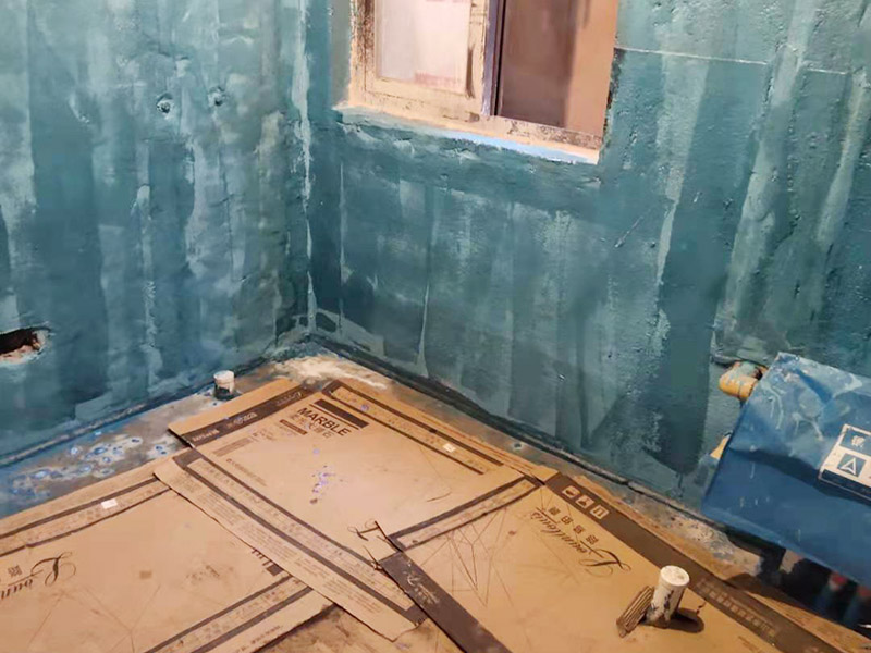 衛(wèi)生間防水改造：施工前確保工地干凈、干燥，防水涂料要涂滿，與基層結(jié)合牢固。地漏，墻角，管跟等接縫處要使用高彈性的柔性防水涂刷，因?yàn)樾l(wèi)生間的墻與地面之間的接縫處會(huì)移位最容易滲水。同時(shí)要記得先涂刷立面后涂刷平面，下一遍涂刷方向與上一遍垂直。