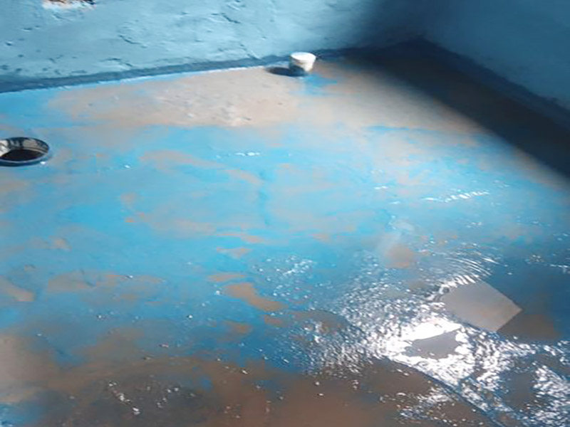 衛(wèi)生間防水改造：施工前確保工地干凈、干燥，防水涂料要涂滿，與基層結(jié)合牢固。地漏，墻角，管跟等接縫處要使用高彈性的柔性防水涂刷，因?yàn)樾l(wèi)生間的墻與地面之間的接縫處會(huì)移位最容易滲水。同時(shí)要記得先涂刷立面后涂刷平面，下一遍涂刷方向與上一遍垂直。