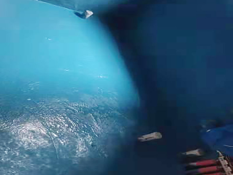 衛(wèi)生間防水改造：施工前確保工地干凈、干燥，防水涂料要涂滿，與基層結(jié)合牢固。地漏，墻角，管跟等接縫處要使用高彈性的柔性防水涂刷，因?yàn)樾l(wèi)生間的墻與地面之間的接縫處會(huì)移位最容易滲水。同時(shí)要記得先涂刷立面后涂刷平面，下一遍涂刷方向與上一遍垂直。