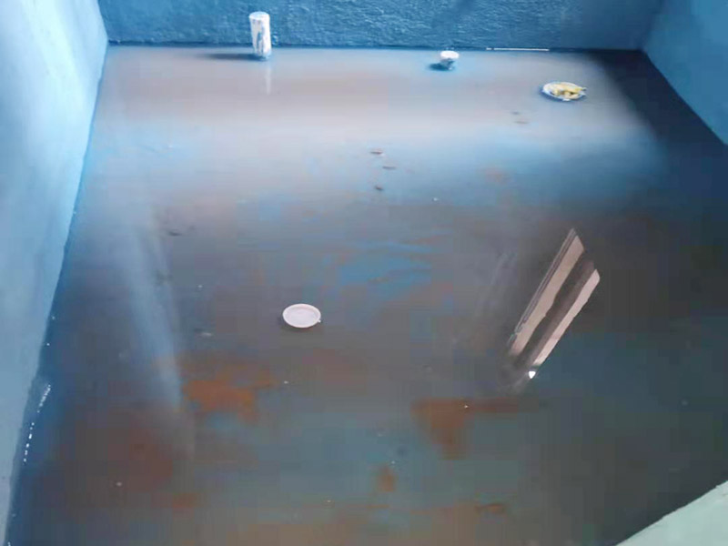 衛(wèi)生間防水改造：施工前確保工地干凈、干燥，防水涂料要涂滿，與基層結(jié)合牢固。地漏，墻角，管跟等接縫處要使用高彈性的柔性防水涂刷，因?yàn)樾l(wèi)生間的墻與地面之間的接縫處會(huì)移位最容易滲水。同時(shí)要記得先涂刷立面后涂刷平面，下一遍涂刷方向與上一遍垂直。