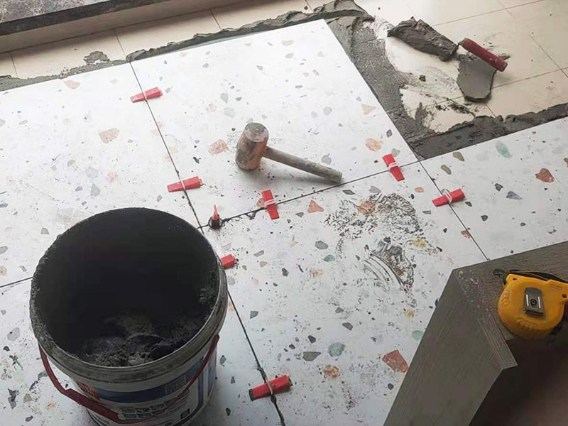 陽臺地磚不拆除鋪貼：不拆除原地磚,在原地磚上再鋪地磚可以嗎？可以，這樣能省一些成本，不過效果可能就沒有拆除地磚來的好。先將舊瓷磚的表面清理干凈，然后使用瓷磚粘結(jié)劑在舊瓷磚上做一層基礎(chǔ)涂刷，新的瓷磚背面也要抹上一層粘結(jié)劑（涂抹厚度只要覆蓋住背面的紋理即可），之后就可以直接貼新瓷磚了。