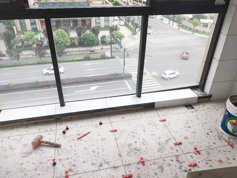 陽臺地磚不拆除鋪貼：不拆除原地磚,在原地磚上再鋪地磚可以嗎？可以，這樣能省一些成本，不過效果可能就沒有拆除地磚來的好。先將舊瓷磚的表面清理干凈，然后使用瓷磚粘結(jié)劑在舊瓷磚上做一層基礎(chǔ)涂刷，新的瓷磚背面也要抹上一層粘結(jié)劑（涂抹厚度只要覆蓋住背面的紋理即可），之后就可以直接貼新瓷磚了。