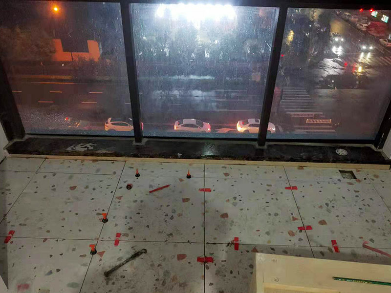 陽臺地磚不拆除鋪貼：不拆除原地磚,在原地磚上再鋪地磚可以嗎？可以，這樣能省一些成本，不過效果可能就沒有拆除地磚來的好。先將舊瓷磚的表面清理干凈，然后使用瓷磚粘結(jié)劑在舊瓷磚上做一層基礎(chǔ)涂刷，新的瓷磚背面也要抹上一層粘結(jié)劑（涂抹厚度只要覆蓋住背面的紋理即可），之后就可以直接貼新瓷磚了。