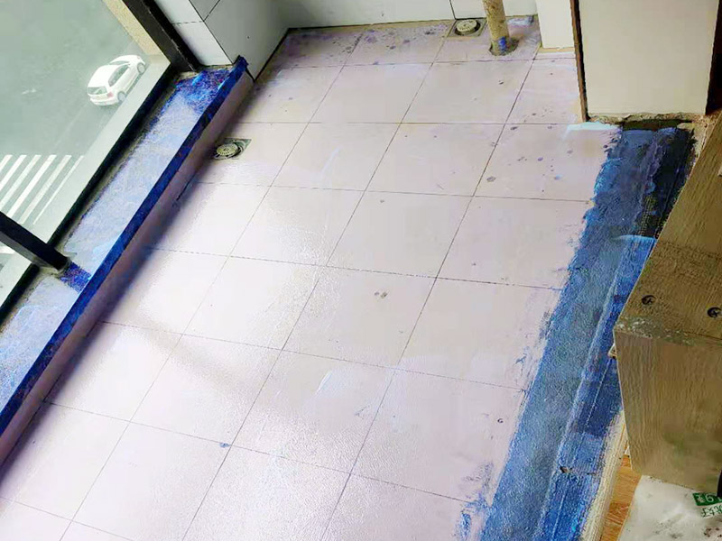 陽臺地磚不拆除鋪貼：不拆除原地磚,在原地磚上再鋪地磚可以嗎？可以，這樣能省一些成本，不過效果可能就沒有拆除地磚來的好。先將舊瓷磚的表面清理干凈，然后使用瓷磚粘結(jié)劑在舊瓷磚上做一層基礎(chǔ)涂刷，新的瓷磚背面也要抹上一層粘結(jié)劑（涂抹厚度只要覆蓋住背面的紋理即可），之后就可以直接貼新瓷磚了。