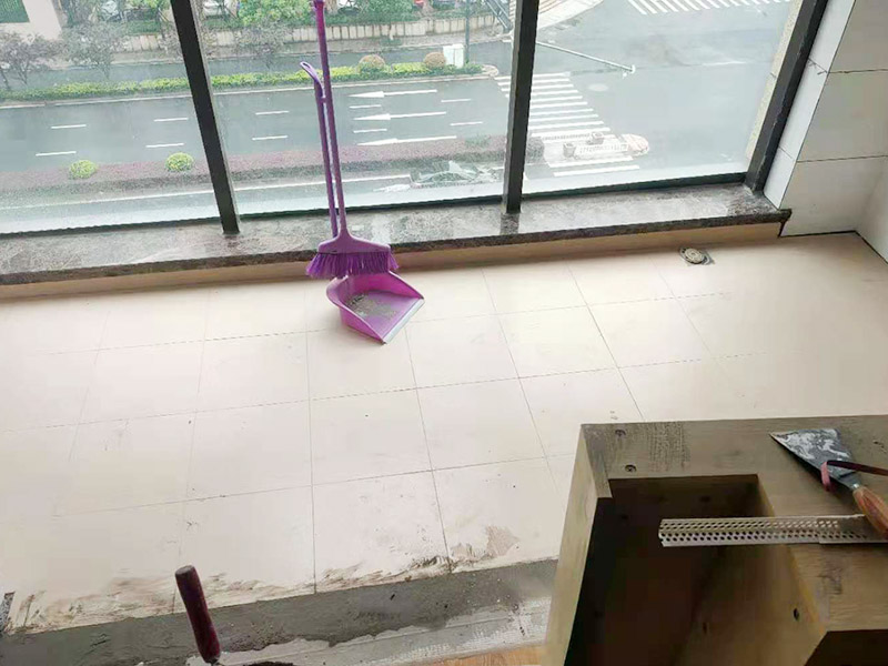 陽臺地磚不拆除鋪貼：不拆除原地磚,在原地磚上再鋪地磚可以嗎？可以，這樣能省一些成本，不過效果可能就沒有拆除地磚來的好。先將舊瓷磚的表面清理干凈，然后使用瓷磚粘結(jié)劑在舊瓷磚上做一層基礎(chǔ)涂刷，新的瓷磚背面也要抹上一層粘結(jié)劑（涂抹厚度只要覆蓋住背面的紋理即可），之后就可以直接貼新瓷磚了。