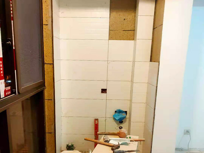 陽臺改造貼磚維修：陽臺改造翻新也不算小項(xiàng)目記得要做成品保護(hù)，然后就是在粘結(jié)劑量置晾時(shí)間內(nèi)，將準(zhǔn)備好的瓷磚鋪壓到位，垂直于梳理方向輕微搓動以排出磚下的空氣。鋪貼到位后用橡皮錘輕擊，用尺寸合適的十字定位架來調(diào)整表面平整度及接縫的平直。