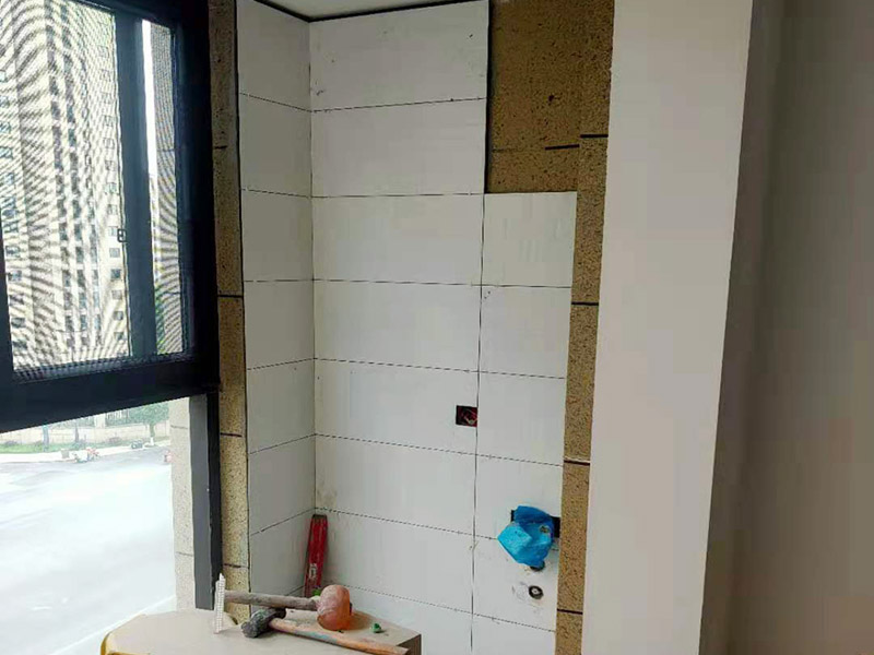 陽臺改造貼磚維修：陽臺改造翻新也不算小項(xiàng)目記得要做成品保護(hù)，然后就是在粘結(jié)劑量置晾時(shí)間內(nèi)，將準(zhǔn)備好的瓷磚鋪壓到位，垂直于梳理方向輕微搓動以排出磚下的空氣。鋪貼到位后用橡皮錘輕擊，用尺寸合適的十字定位架來調(diào)整表面平整度及接縫的平直。