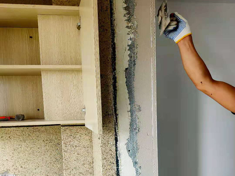 陽臺改造貼磚維修：陽臺改造翻新也不算小項(xiàng)目記得要做成品保護(hù)，然后就是在粘結(jié)劑量置晾時(shí)間內(nèi)，將準(zhǔn)備好的瓷磚鋪壓到位，垂直于梳理方向輕微搓動以排出磚下的空氣。鋪貼到位后用橡皮錘輕擊，用尺寸合適的十字定位架來調(diào)整表面平整度及接縫的平直。