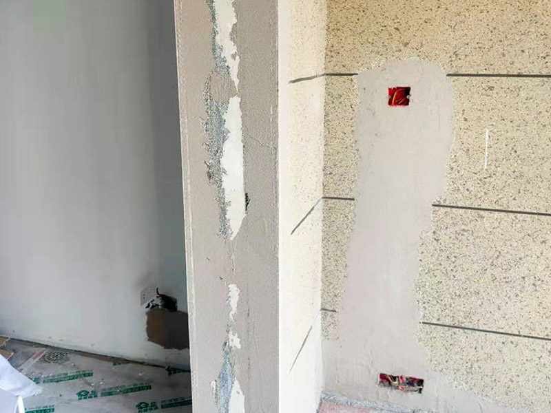 陽臺改造貼磚維修：陽臺改造翻新也不算小項(xiàng)目記得要做成品保護(hù)，然后就是在粘結(jié)劑量置晾時(shí)間內(nèi)，將準(zhǔn)備好的瓷磚鋪壓到位，垂直于梳理方向輕微搓動以排出磚下的空氣。鋪貼到位后用橡皮錘輕擊，用尺寸合適的十字定位架來調(diào)整表面平整度及接縫的平直。