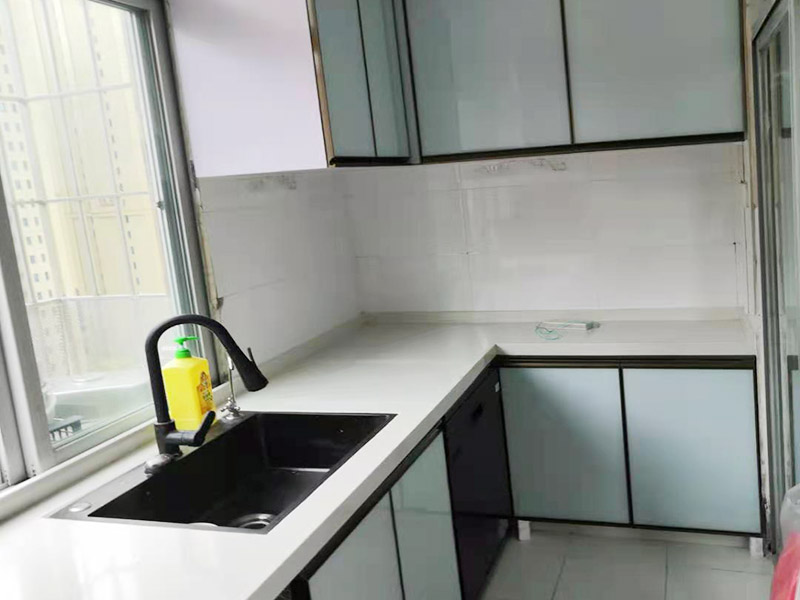 廚房裝修翻新完工：首先要做好的就是廚房的成品保護，然后就可以開始對廚房中不合理的地方根據(jù)設(shè)計圖和現(xiàn)場的規(guī)劃進行打拆工作了，瓷磚鋪設(shè)完成和天花都做好之后，就要開始安裝櫥柜和櫥柜臺面、灶臺、水槽等家具，安裝好之后，需要對櫥柜進行調(diào)試。