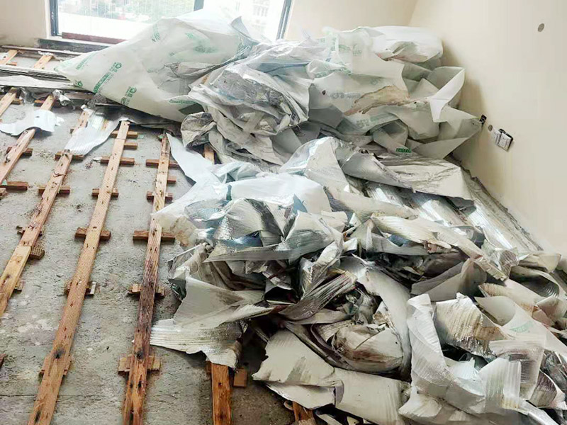 地板拆除翻新：拆之前，先看仔細(xì)觀察木地板當(dāng)初是怎么鋪的，邊緣的角落有沒有留下縫隙，如果有可以自己動(dòng)手拆，如果沒有就不要輕易嘗試，以免拆不下來，還把木地板都壞了。同時(shí)記得把房間的物品都搬到另一房間去放著，拆除的工作要先從踢腳線開始，我們可以請專業(yè)人士上門，價(jià)格也不貴。這對于專業(yè)人士來說，就很輕松的解決了。